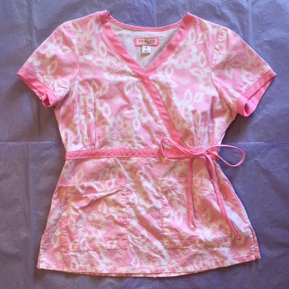 Koi Kathryn Honey Floral Scrub Top Size Small